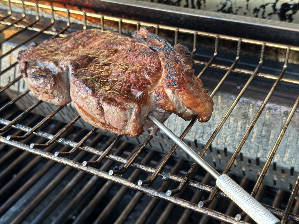 Steak mit eingestecktem Grillthermometer